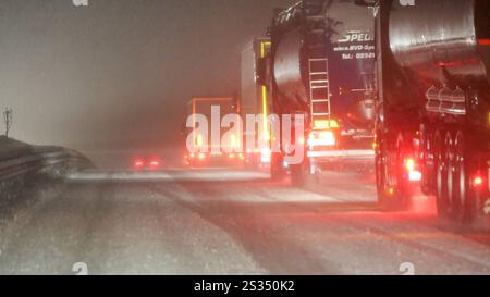 Intensive Schneefälle auf Grund einer Luftmassengrenze sorgten in der Eifel für einige Probleme. Bis zu 10 cm Neuschnee fielen bis Mitternacht. Die Straßen waren spiegelglatt. Der Winterdienst War im Einsatz, konnte aber nicht überall gleichzeitig sein. VOR allem an Steigungen blieben Fahrzeuge hängen. Auch die Autobahnen waren mit Schnee bedeckt. A Laubach Eifel War Muskelkraft gefragt. Un einer Steigung der L 52 fuhr sich ein PKW Fest. Es rückten kräftige Männer eines Sicherheitsdienstes an. Teilweise zu 5. Schoben sie den BMW den Berg hinauf. über 2 km da Unterbrechungen - ein Kraf Foto Stock