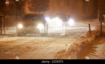 Intensive Schneefälle auf Grund einer Luftmassengrenze sorgten in der Eifel für einige Probleme. Bis zu 10 cm Neuschnee fielen bis Mitternacht. Die Straßen waren spiegelglatt. Der Winterdienst War im Einsatz, konnte aber nicht überall gleichzeitig sein. VOR allem an Steigungen blieben Fahrzeuge hängen. Auch die Autobahnen waren mit Schnee bedeckt. A Laubach Eifel War Muskelkraft gefragt. Un einer Steigung der L 52 fuhr sich ein PKW Fest. Es rückten kräftige Männer eines Sicherheitsdienstes an. Teilweise zu 5. Schoben sie den BMW den Berg hinauf. über 2 km da Unterbrechungen - ein Kraf Foto Stock