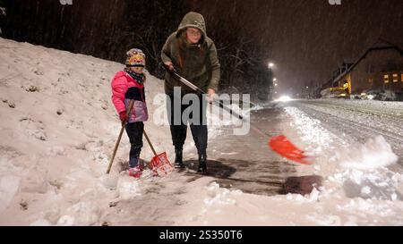 Intensive Schneefälle auf Grund einer Luftmassengrenze sorgten in der Eifel für einige Probleme. Bis zu 10 cm Neuschnee fielen bis Mitternacht. Die Straßen waren spiegelglatt. Der Winterdienst War im Einsatz, konnte aber nicht überall gleichzeitig sein. VOR allem an Steigungen blieben Fahrzeuge hängen. Auch die Autobahnen waren mit Schnee bedeckt. A Laubach Eifel War Muskelkraft gefragt. Un einer Steigung der L 52 fuhr sich ein PKW Fest. Es rückten kräftige Männer eines Sicherheitsdienstes an. Teilweise zu 5. Schoben sie den BMW den Berg hinauf. über 2 km da Unterbrechungen - ein Kraf Foto Stock