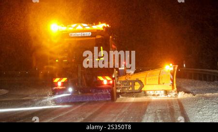 Intensive Schneefälle auf Grund einer Luftmassengrenze sorgten in der Eifel für einige Probleme. Bis zu 10 cm Neuschnee fielen bis Mitternacht. Die Straßen waren spiegelglatt. Der Winterdienst War im Einsatz, konnte aber nicht überall gleichzeitig sein. VOR allem an Steigungen blieben Fahrzeuge hängen. Auch die Autobahnen waren mit Schnee bedeckt. A Laubach Eifel War Muskelkraft gefragt. Un einer Steigung der L 52 fuhr sich ein PKW Fest. Es rückten kräftige Männer eines Sicherheitsdienstes an. Teilweise zu 5. Schoben sie den BMW den Berg hinauf. über 2 km da Unterbrechungen - ein Kraf Foto Stock