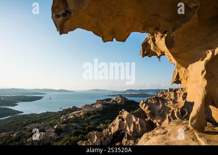 Bizzarre rocce granitiche, roccia dell'Orso, tramonto, Capo d&#39;Orso, Palau, costa Smeralda, Sardegna, Italia Foto Stock