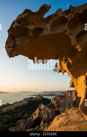 Bizzarre rocce granitiche, roccia dell'Orso, tramonto, Capo d&#39;Orso, Palau, costa Smeralda, Sardegna, Italia Foto Stock