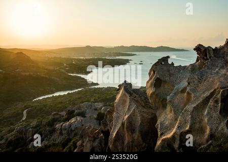 Bizzarre rocce granitiche, roccia dell'Orso, tramonto, Capo d&#39;Orso, Palau, costa Smeralda, Sardegna, Italia Foto Stock