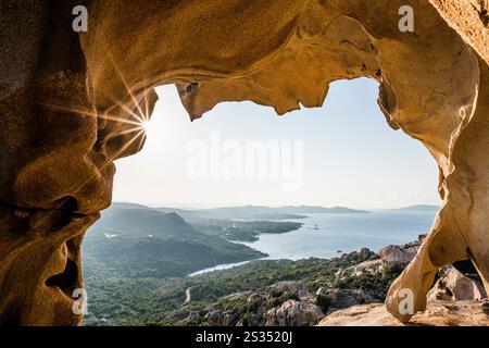 Bizzarre rocce granitiche, roccia dell'Orso, tramonto, Capo d&#39;Orso, Palau, costa Smeralda, Sardegna, Italia Foto Stock