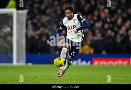 Londra, Regno Unito. 8 gennaio 2025. Djed Spence (Spurs) durante il Tottenham Hotspur V Liverpool nella semifinale di EFL Carabao Cup 1st leg match al Tottenham Hotspur Stadium di Londra. Questa immagine è SOLO per USO EDITORIALE. Licenza richiesta da Football DataCo per qualsiasi altro utilizzo. Crediti: MARTIN DALTON/Alamy Live News Foto Stock