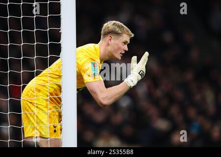 LONDRA, Regno Unito - 8 gennaio 2025: Antonin Kinksy del Tottenham Hotspur durante la semifinale di EFL Cup contro il Tottenham Hotspur FC e il Liverpool FC allo stadio Tottenham Hotspur (credito: Craig Mercer/ Alamy Live News) Foto Stock