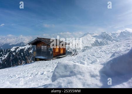 Rifugio sulla neve nelle montagne austriache, paesaggio invernale, paesaggio innevato, Alpi, comprensorio sciistico, Montafon, Austria Foto Stock