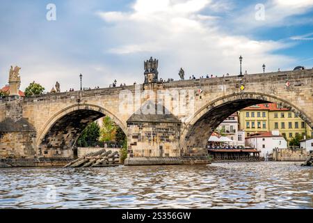 Ammira l'acqua del Ponte Carlo da un tour in barca sul fiume Moldau, a Praga, Repubblica Ceca Foto Stock