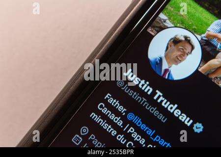 Città del Messico, MESSICO - 7 gennaio 2025 : schermo smartphone che visualizza il profilo Justin Trudeau sull'app X. Foto Stock