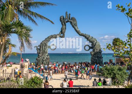 Playa del Carmen, Messico, 14 aprile 2917; Holiday Makers Near Portal Maya, scultura ad arco sulla spiaggia raffigurante uomini e donne in un vortice di acqua e wi-fi Foto Stock