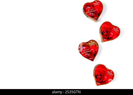 Scatole di cioccolatini a forma di cuore disposte in modo creativo per la festa di San Valentino Foto Stock