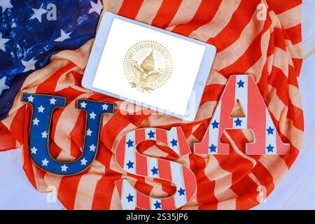 8 gennaio 2025 Washington DC US lettere che scrivono USA su una bandiera americana con Grazie per esserti iscritto alla cerimonia ufficiale di giuramento del presidente Donald J. Trump, vicepresidente JD Vance il 20 gennaio. emblema nazionale dorato. Foto Stock