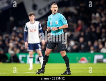 Londra, Regno Unito. 8 gennaio 2025. L'arbitro Stuart Attwell durante la partita della Carabao Cup al Tottenham Hotspur Stadium di Londra. Il credito per immagini dovrebbe essere: Ian Stephen/Sportimage Credit: Sportimage Ltd/Alamy Live News Foto Stock