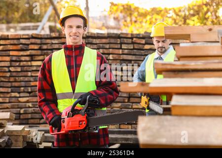 Falegname maschio con motosega in segheria Foto Stock