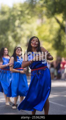 Giovane donna indigena che balla in tradizionale abito blu durante una sfilata che celebra dia de la hispanidad, conosciuta anche come columbus Day o hispanicity d Foto Stock