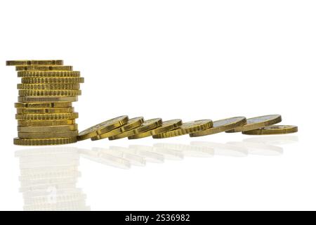 Monete impilate e menzogne, foto simbolica per la montagna del debito, il crollo del profitto e le deduzioni dell'Austria Foto Stock