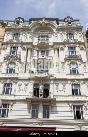 Austria, Vienna. Al Naschmarkt ci sono diversi splendidi edifici in stile art nouveau. Austria, Europa Foto Stock