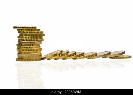 Pile di monete e monete menzogne, foto simboliche per la montagna del debito, il crollo del profitto e le detrazioni Foto Stock