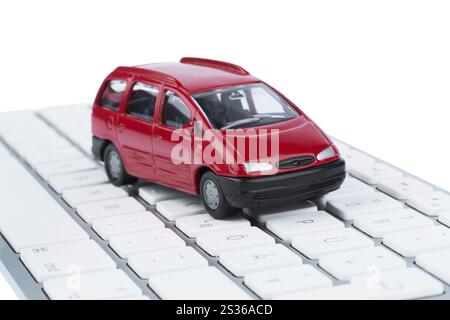 Auto sulla tastiera, foto simbolo per l'acquisto di auto e il commercio di auto su Internet Foto Stock