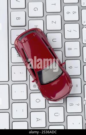 Auto sulla tastiera, foto simbolo per l'acquisto di auto e il commercio di auto su Internet Foto Stock