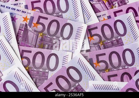 Molte cinquecento banconote in euro giacenti l'una accanto all'altra. Foto simbolica per ricchezza e investimenti Foto Stock