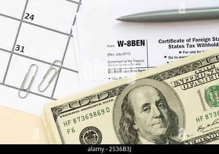 IRS Form W-8BEN Certificato di stato esteri del beneficiario effettivo per gli Stati Uniti la ritenuta fiscale e la creazione di report per gli individui si trova vuota con penna Foto Stock