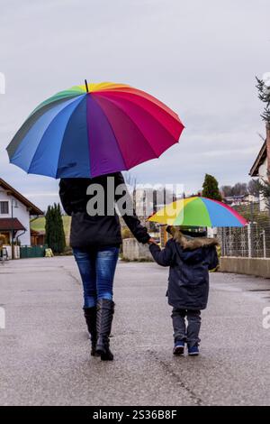 Madre e bambino con ombrello, simbolo di solidarietà, aiuto, pacchetto di aiuti, ombrello di salvataggio Austria Foto Stock