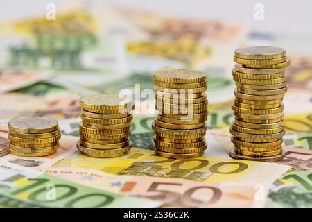 Pila di monete, curva in aumento, foto simboliche per l'aumento dei profitti e anche i costi in aumento Austria Foto Stock