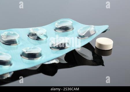 Compresse in blister pack, foto simbolica per salute, medicina e tablet dipendenza Austria Foto Stock