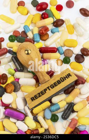 Timbro su compresse colorate, foto simbolo per farmaci, prescrizione e co-pagamento Austria Foto Stock