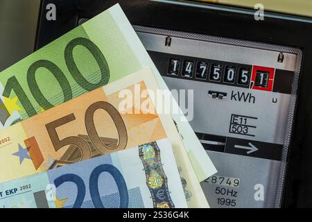 Un contatore elettrico misura l'elettricità consumata. Foto simbolo per il prezzo dell'elettricità e risparmio di elettricità Austria Foto Stock