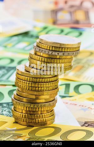 Una pila unica di monete, foto simbolica per la pianificazione finanziaria, gli investimenti finanziari, il rischio di investimento Foto Stock