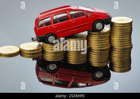 Con un'auto, i costi aumentano a causa della benzina, dell'assicurazione, dei costi di parcheggio e dei pedaggi. Austria Foto Stock