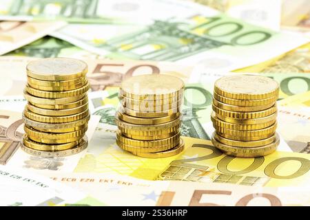 Tre pile di monete, foto simbolica per la pianificazione finanziaria, gli investimenti e i proventi da interessi Foto Stock