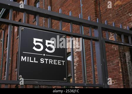 55 Mill Street firma la Distillery un quartiere storico costruito nel 1832 a Toronto, attualmente una delle principali attrazioni turistiche con molti negozi restaura Foto Stock