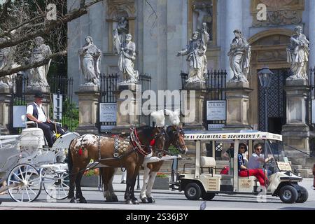 Carrozze trainate da cavalli a Cracovia di fronte alla chiesa di San Pietro e Paolo Foto Stock