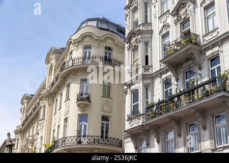 Austria, Vienna. Al Naschmarkt ci sono diversi splendidi edifici in stile art nouveau. Austria, Europa Foto Stock