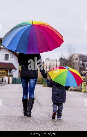 Madre e bambino con ombrello, simbolo di solidarietà, aiuto, pacchetto di aiuti, ombrello di salvataggio Austria Foto Stock