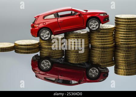 Con un'auto, i costi aumentano a causa della benzina, dell'assicurazione, dei costi di parcheggio e dei pedaggi Foto Stock