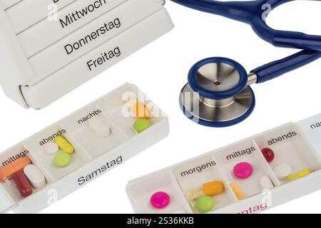 Dispenser per tablet e stetoscopio, foto simbolica per terapia, prescrizione medica e attacco di cuore Austria Foto Stock