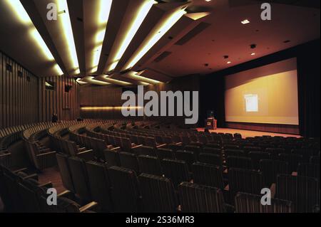 Grande cinema nell'ex sede della Stasi a Berlino Est Foto Stock