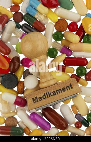 Timbrare le compresse colorate, la foto del simbolo per la terapia farmacologica e i requisiti di prescrizione Foto Stock