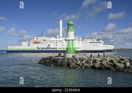 Traghetto ibrido Scandlines Berlino con vela a rotore, molo Westmole Light, Warnemuende, Rostock, Meclemburgo-Pomerania occidentale, Germania, Europa Foto Stock