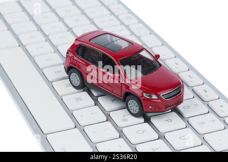 Auto sulla tastiera, foto simbolo per l'acquisto di auto e il commercio di auto su Internet Austria Foto Stock