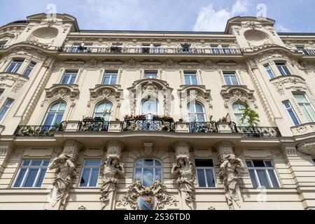 Austria, Vienna. Al Naschmarkt ci sono diversi splendidi edifici in stile art nouveau. Austria, Europa Foto Stock