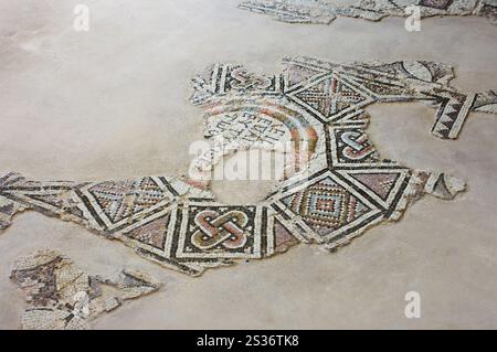 Foto di scorta di viaggio dei resti di antichi mosaici ornamenti del pavimento presso il sito archeologico di Kourion a Cipro primavera 2007 orizzontale Foto Stock