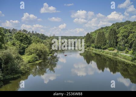 Fiume Lahn, valle del Lahn vicino ad Aumenau, distretto Limburgo-Weilburg, Assia, Germania, Europa Foto Stock