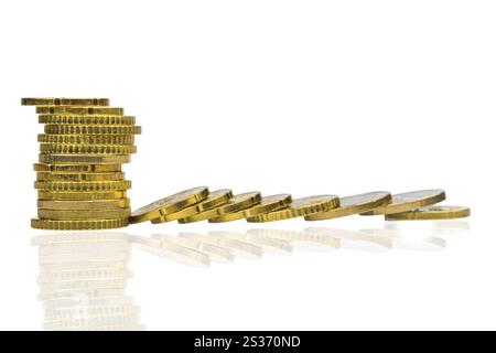 Pile di monete e monete menzogne, foto simbolica per la montagna del debito, il crollo del profitto e le detrazioni Austria Foto Stock