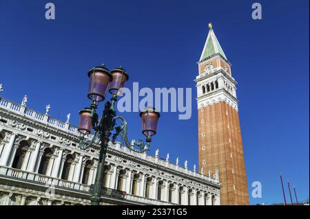 Il Campanile in Piazza San Marco a Venezia, Italia. Punto di riferimento della città d'Austria Foto Stock