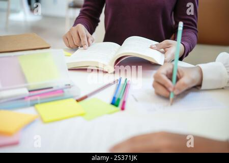 Imparare con gli amici giovani studenti campusTutor della scuola superiore per l'esame aiuta i compiti scolastici insieme agli amici a recuperare e imparare. Foto Stock